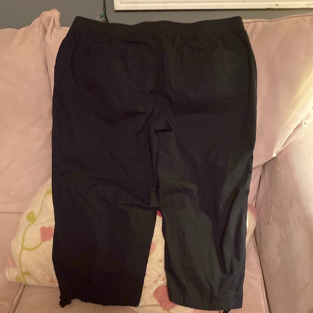 🖤Excellent condition capri pants just waiting to be worn. - Picture 4 of 4